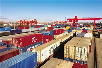 二連浩特鐵路口岸機(jī)械進(jìn)出口激增，運(yùn)量同比提升64.9%